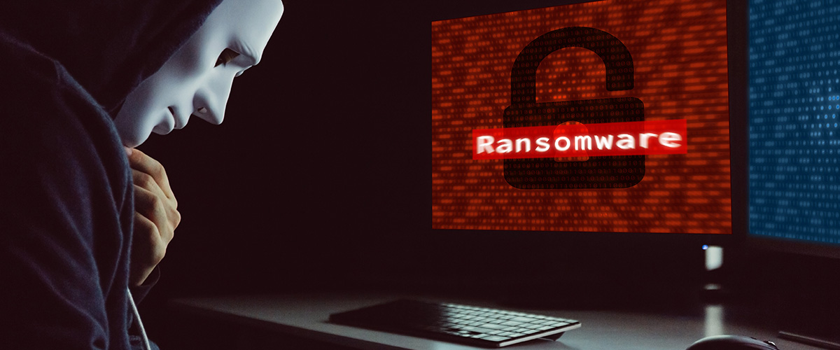 Hacker achter rood/blauw scherm met ransomware